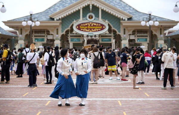 Η Ντίσνεϊλαντ στο Τόκιο άνοιξε τις πύλες της - Μάσκες, θερμομετρήσεις και αποστάσεις ασφαλείας