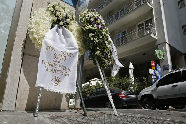 27 χρόνια από τη δολοφονία του Θάνου Αξαρλιάν - Στεφάνια στο σημείο που σκοτώθηκε από ρουκέτα της 17 Νοέμβρη