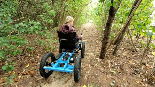 Έφτιαξε ένα off road αμαξίδιο για την αγαπημένη του που δεν μπορούσε να περπατήσει- Τώρα πάει παντού