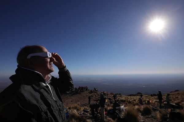 Ολική έκλειψη ηλίου στη Χιλή - Εντυπωσιακές εικόνες από το σπάνιο φαινόμενο