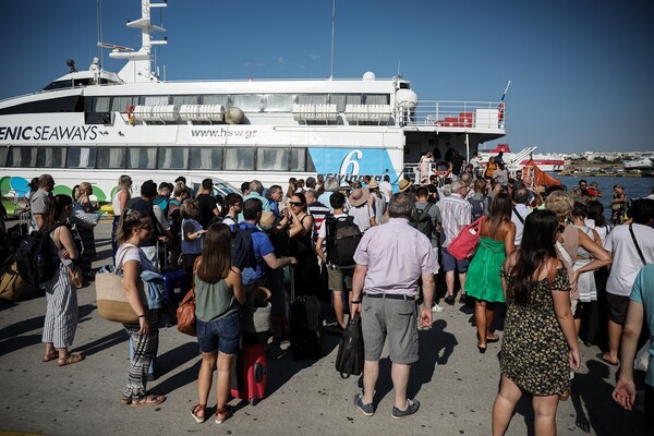Αδειάζει η Αθήνα: Αυξημένη κίνηση στο λιμάνι του Πειραιά - Το Σαββατοκύριακο η «μεγάλη έξοδος»