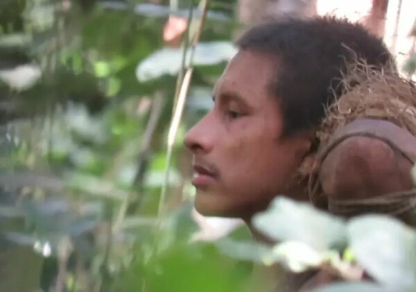 Για πρώτη φορά βίντεο με άνδρα φυλής που ζει στον Αμαζόνιο ανέγγιχτη και απομονωμένη