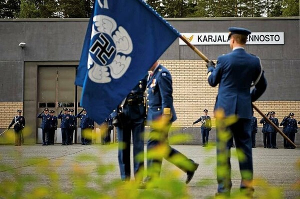Η Πολεμική Αεροπορία της Φινλανδίας έβγαλε (αθόρυβα) τη σβάστικα από το έμβλημά της