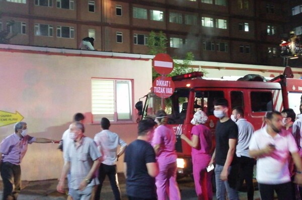 Φωτιά σε νοσοκομείο της Κωνσταντινούπολης - Αναφορές για εγκλωβισμένους