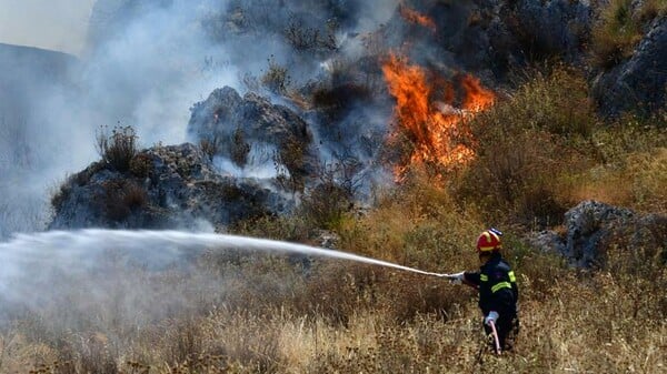 Φωτιά στα Μέγαρα - Μεγάλη κινητοποίηση της πυροσβεστικής