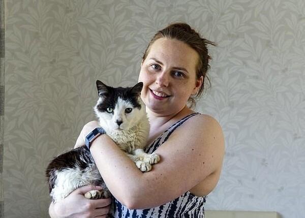 Βρήκε ξανά τον γάτο της μετά από 12 χρόνια: «Τον πήρα αγκαλιά και άρχισε να γουργουρίζει»