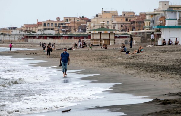 Ιταλία: Στρατός στις παραλίες για τις αποστάσεις ασφαλείας λόγω κορωνοϊού