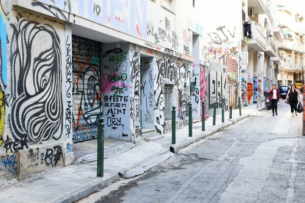 Η μουτζουρωμένη Αθήνα - Το Associated Press σχολιάζει την ασχήμια των tags και των γκράφιτι
