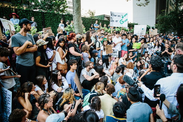 Νέα Υόρκη: Εκατοντάδες νέοι στο πλευρό της Γκρέτα Τούνμπεργκ διαδήλωσαν για το κλίμα