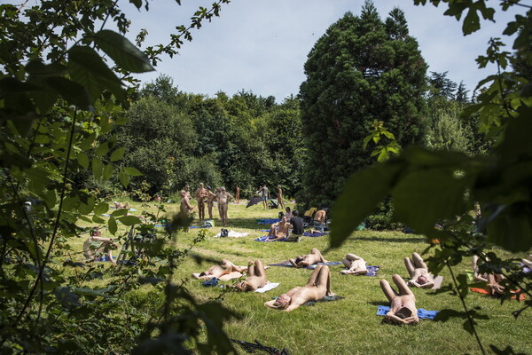«Διεστραμμένοι στους θάμνους» καταστρέφουν την ζώνη γυμνισμού στο Παρίσι, καταγγέλλουν οι γυμνιστές