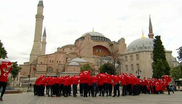Αγία Σοφία: Σόου με χορευτές και τουρκικές σημαίες - 4 χρόνια από το αποτυχημένο πραξικόπημα
