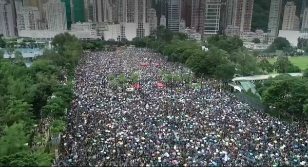 Τεράστια ειρηνική διαδήλωση στο Χονγκ Κονγκ - 1,7 εκατ. άνθρωποι στους δρόμους