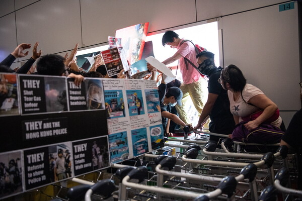 Χονγκ Κονγκ: Βίαιες συμπλοκές διαδηλωτών και αστυνομίας στο αεροδρόμιο της πόλης