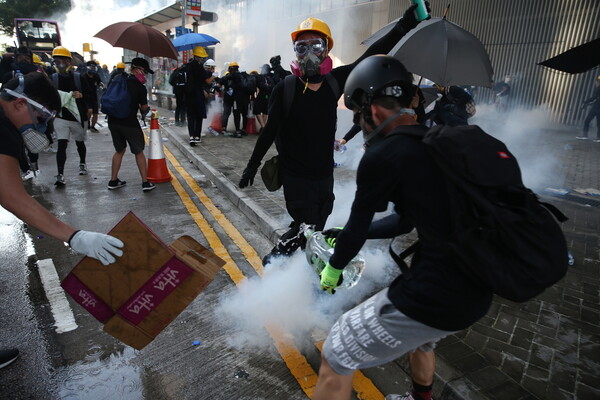 Χονγκ Κονγκ: Νέες βίαιες συγκρούσεις - Δακρυγόνα και σφαίρες από καουτσούκ εναντίον των διαδηλωτών