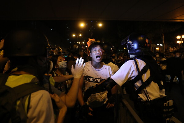 Χονγκ Κονγκ: Νέες βίαιες συγκρούσεις ανάμεσα σε διαδηλωτές και αστυνομικούς