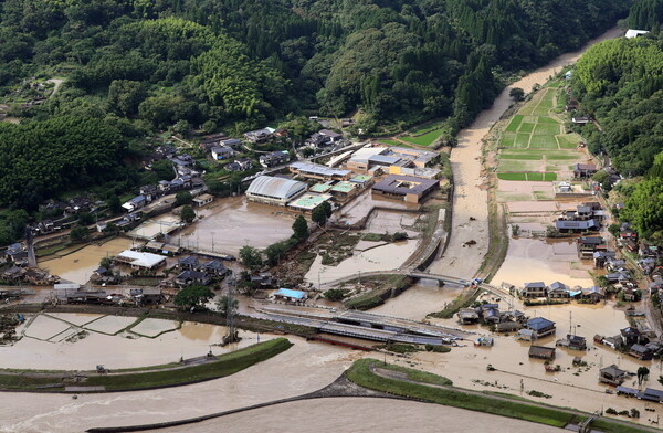 Ιαπωνία: Τουλάχιστον 16 νεκροί από «πρωτόγνωρες βροχοπτώσεις» - 200.000 εγκατέλειψαν τις εστίες τους