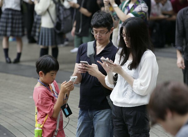 Πόλη στην Ιαπωνία απαγόρευσε τη χρήση κινητών σε όσους περπατούν σε δημόσιους χώρους
