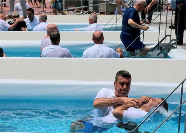 Μέσα στο τεράστιο συνέδριο Μαρτύρων του Ιεχωβά στην Αθήνα - Οι βαφτίσεις που έγιναν στο ΟΑΚΑ