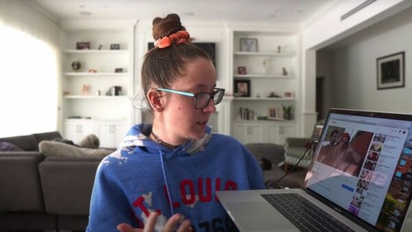 Διάσημη YouTuber κλείνει το κανάλι της λόγω παλιών βίντεο με blackface: «Είναι ντροπή. Είναι απαίσιο»