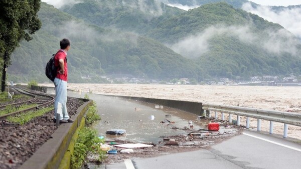 Ιαπωνία: Τουλάχιστον 13 αγνοούμενοι έπειτα από καταρρακτώδεις βροχές και πλημμύρες