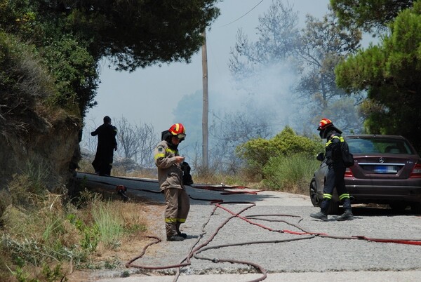 Υπό έλεγχο η πυρκαγιά στην Κέρκυρα - Η φωτιά έφτασε μέχρι τις αυλές των σπιτιών