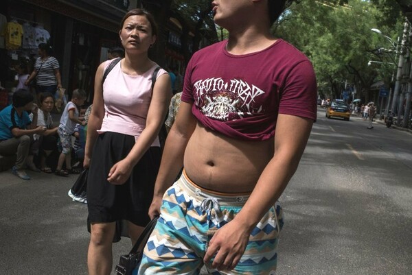 Τέλος το «μπικίνι του Πεκίνου» σε πόλη της Κίνας - Πρόστιμο για όσους αφήνουν την κοιλιά τους ακάλυπτη