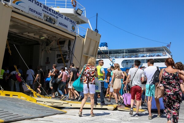 Αυξημένη η κίνηση στα λιμάνια - Συνεχίζεται η μαζική έξοδος των αδειούχων