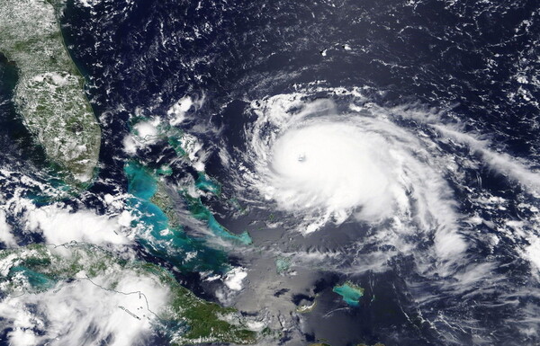 Ο κυκλώνας Ντόριαν φτάνει στις Μπαχάμες: Ενισχύθηκε στην κατηγορία «5» - Έκκληση στους κατοίκους