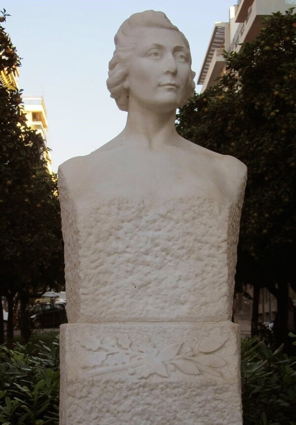 Βανδάλισαν ξανά την προτομή της Λέλας Καραγιάννη στο κέντρο της Αθήνας