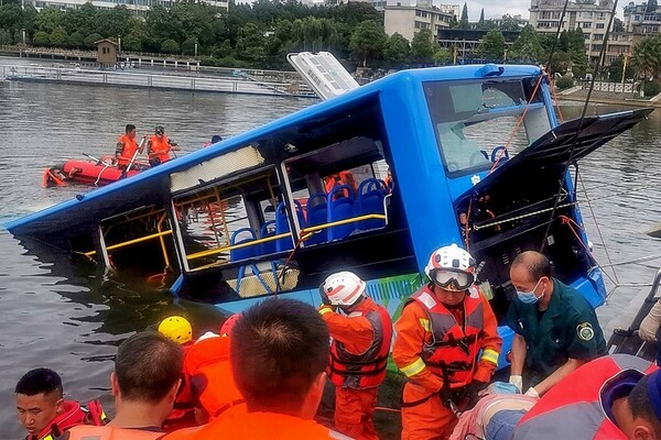 Οδηγός έριξε λεωφορείο σε λίμνη σκοτώνοντας 21 επιβάτες - Νευρίασε επειδή γκρέμιζαν το σπίτι του