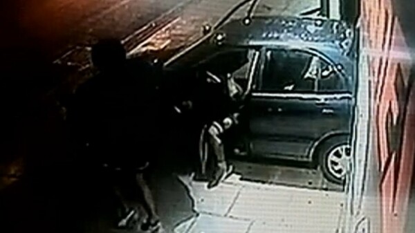 Ληστές εισέβαλαν με αυτοκίνητο σε κατάστημα στην Πέτρου Ράλλη