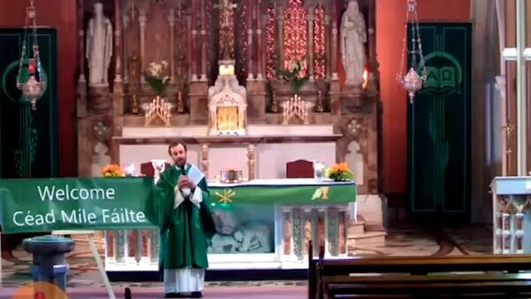 Ιρλανδία: Ιερέας έπαιξε τον ύμνο της Λίβερπουλ μετά τη θεία λειτουργία - Για την κατάκτηση του πρωταθλήματος