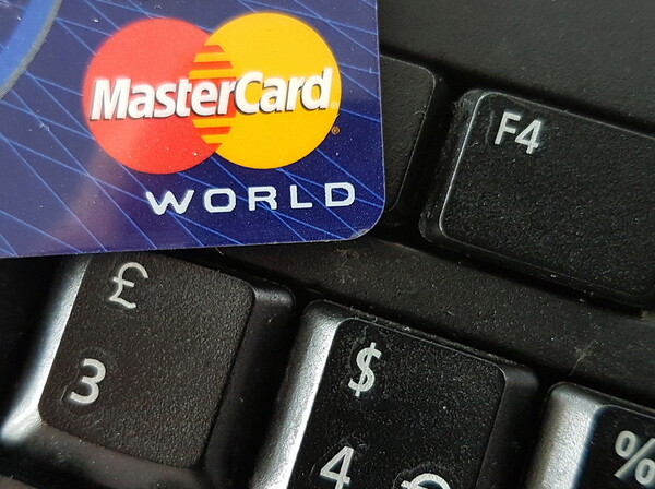 Γερμανία: Υπέκλεψαν και δημοσίευσαν προσωπικά δεδομένα πελατών της Mastercard