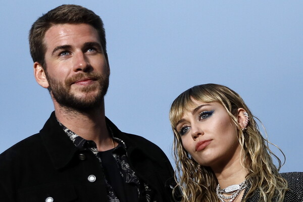 H Miley Cyrus διαψεύδει ότι απάτησε τον Liam Hemsworth