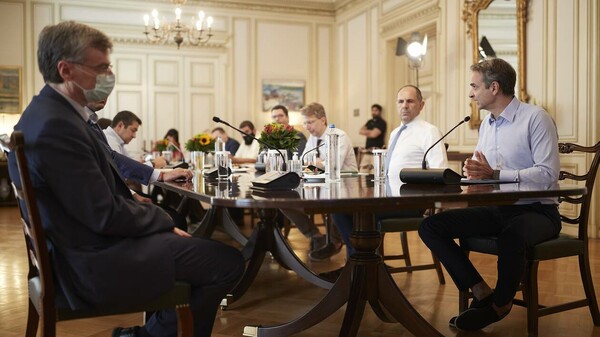 Σύσκεψη στο Μαξίμου παρουσία Τσιόδρα: Το «Σχέδιο Β» για τον κορωνοϊό - Ανησυχία για τουρίστες και πανηγύρια