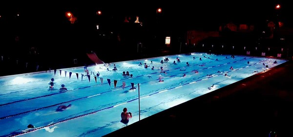Βραδινό μπάνιο στην πισίνα με σινεμά κάτω απ' τα αστέρια - Έρχεται στη Θεσσαλονίκη