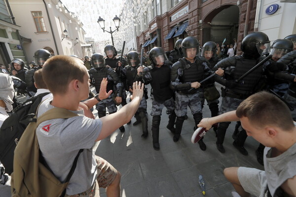 Εκατοντάδες συλλήψεις σε διαδήλωση της αντιπολίτευσης στη Μόσχα - Διεκδικούν ελεύθερες εκλογές