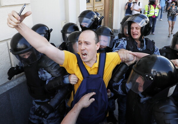 Εκατοντάδες συλλήψεις σε διαδήλωση της αντιπολίτευσης στη Μόσχα - Διεκδικούν ελεύθερες εκλογές