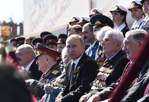 Εν μέσω επικρίσεων η παρέλαση στη Μόσχα για την νίκη επί του ναζισμού - Χωρίς μάσκα ο Πούτιν
