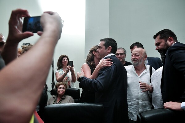 Η Μπέτυ Μπαζιάνα αγκαλιάζει τον Αλέξη Τσίπρα - Η προσωπική στιγμή μετά την ομιλία στο Ζάππειο