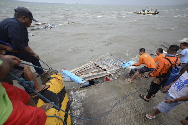 Φιλιππίνες: Δεκάδες νεκροί από βύθιση τριών πλοίων