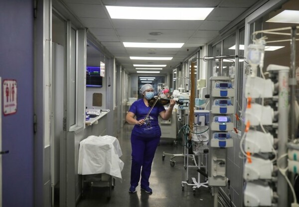 Κορωνοϊός: Νοσηλεύτρια παίζει βιολί σε ασθενείς και συναδέλφους - «Για λίγη ελπίδα»