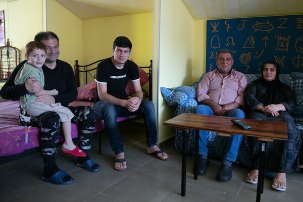 Οικογένεια προσφύγων περιέθαλψε τον Έλληνα σπιτονοικοκύρη της όταν έμεινε κατάκοιτος: «Τόση αγάπη δεν έχω δεχθεί ποτέ»