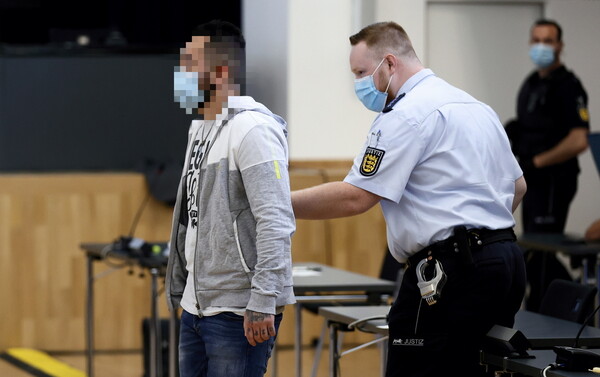 Δέκα άντρες καταδικάστηκαν για ομαδικό βιασμό στη Γερμανία