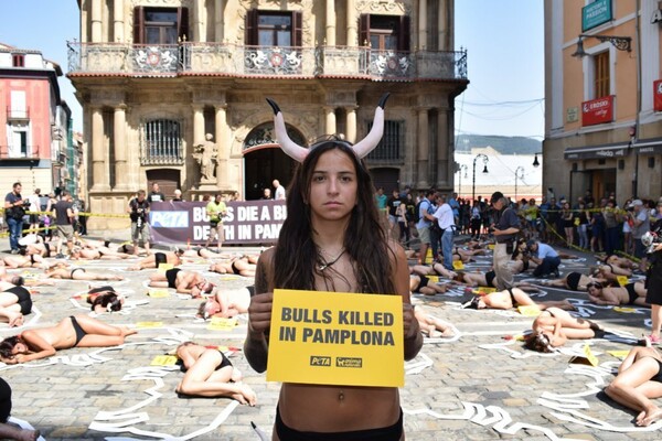 Ισπανία: Ημίγυμνοι ακτιβιστές διαμαρτύρονται για τις ταυροδρομίες στην Παμπλόνα