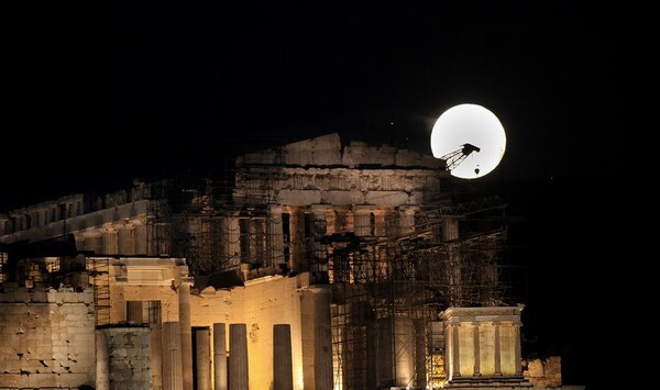 Πανσέληνος και μερική έκλειψη απόψε - Τι ώρα θα είναι ορατό φαινόμενο στην Αθήνα