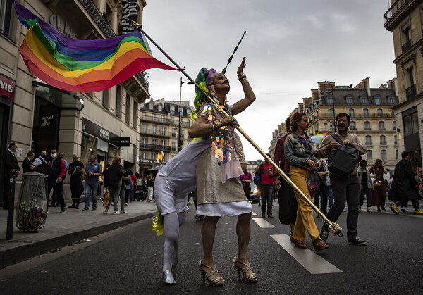 Παρίσι: «Είναι το σώμα μου, είναι η επιλογή μου!» - Ακτιβιστές στο Pride απαιτούν δικαιοσύνη