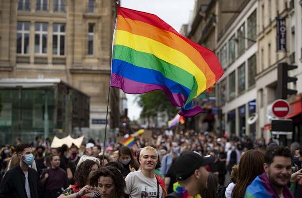 Παρίσι: «Είναι το σώμα μου, είναι η επιλογή μου!» - Ακτιβιστές στο Pride απαιτούν δικαιοσύνη