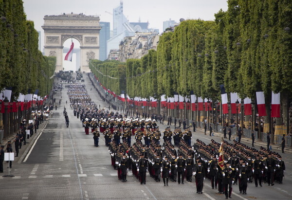 Παρίσι: Σόου με ιπτάμενη σανίδα και μεγαλειώδης στρατιωτική παρέλαση για την Ημέρα της Βαστίλης