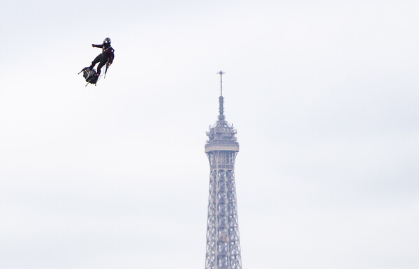 Παρίσι: Σόου με ιπτάμενη σανίδα και μεγαλειώδης στρατιωτική παρέλαση για την Ημέρα της Βαστίλης